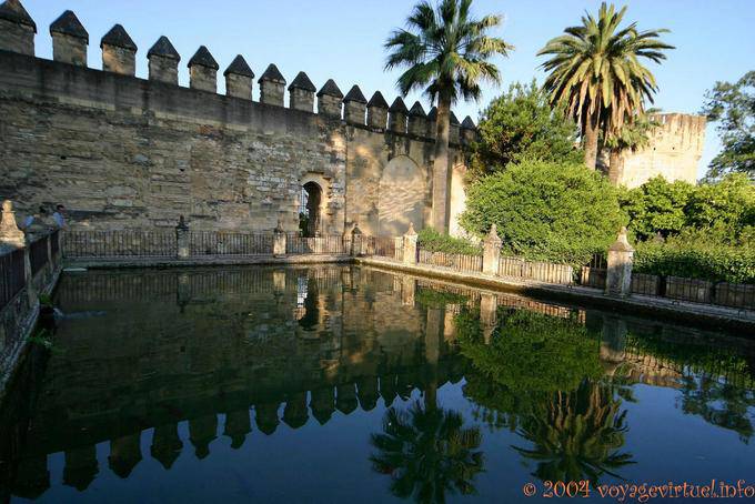 Reflexões de muralhas, Alcazar Cordoba - Espanha, Andaluzia