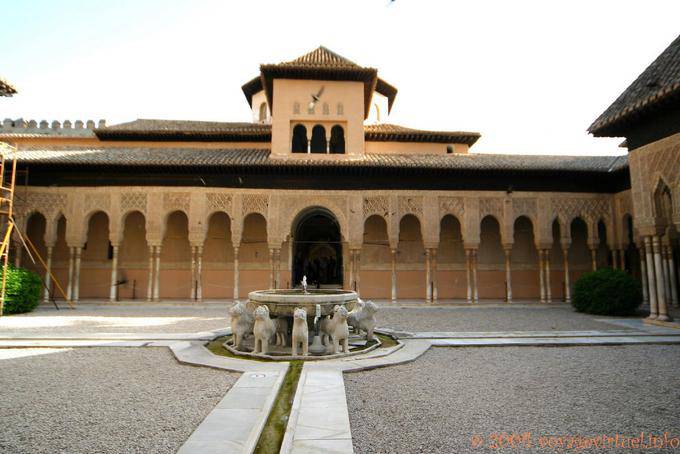 Ampla Tribunal do Lions, Alhambra Nasrid Granada - Espanha
