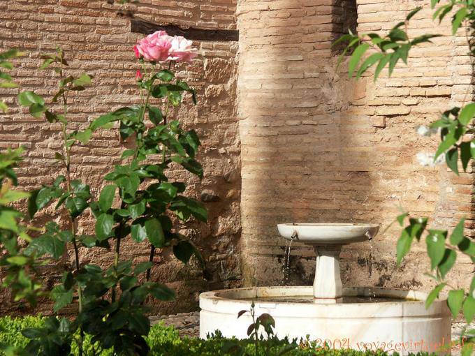 Paredes e fonte, Alhambra Nasrid Granada - Espanha