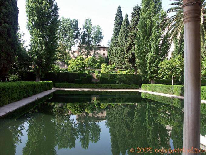 Reflexão em uma piscina, Alhambra Nasrid Granada - Espanha