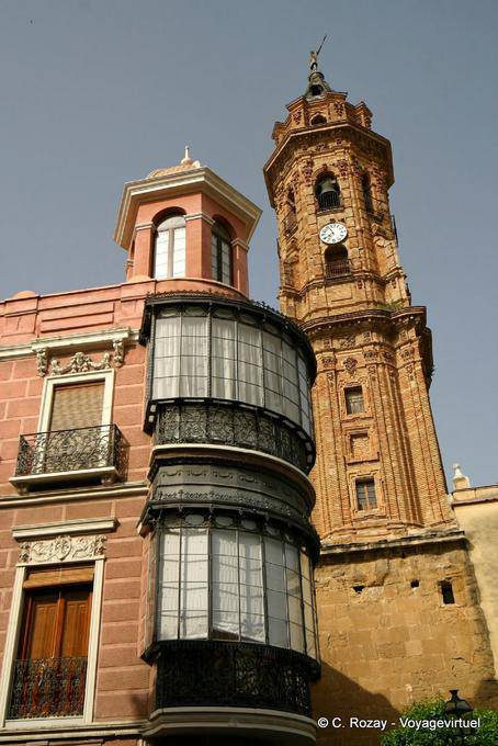 Varandas arredondadas na torre da Iglesia San Sebastián, Antequera Plaza de San Sebastián e sino - Espanha