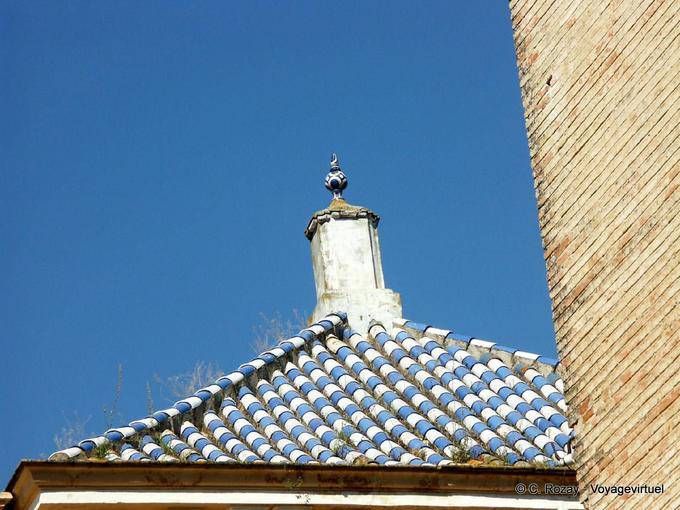 Telhado típico da cidade em azulejos azuis e brancos, Carmona - Espanha, Andaluzia