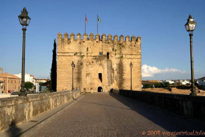 Torre de entrada Calahorra pelo Puente Bajada del Puente, Cordoba - Espanha, Andaluzia