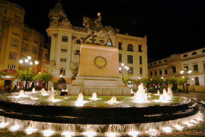 Fonte e estátua na noite Plaza de las Tendillas, Cordoba - Espanha, Andaluzia