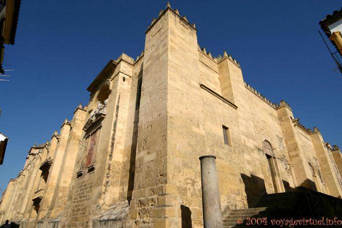 Sob as paredes da mesquita, ângulo D Grada Calle Redonda, Cordoba - Espanha, Andaluzia