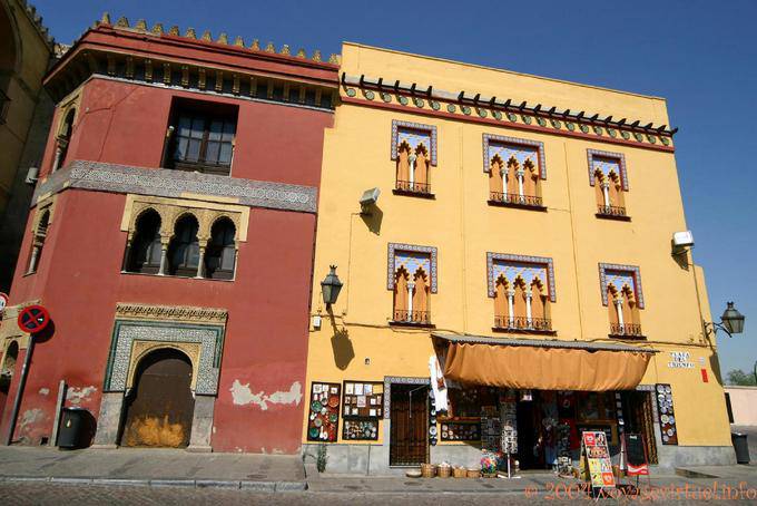 Fachada mourisca em direção Puerta del Puente, Cordoba - Espanha, Andaluzia
