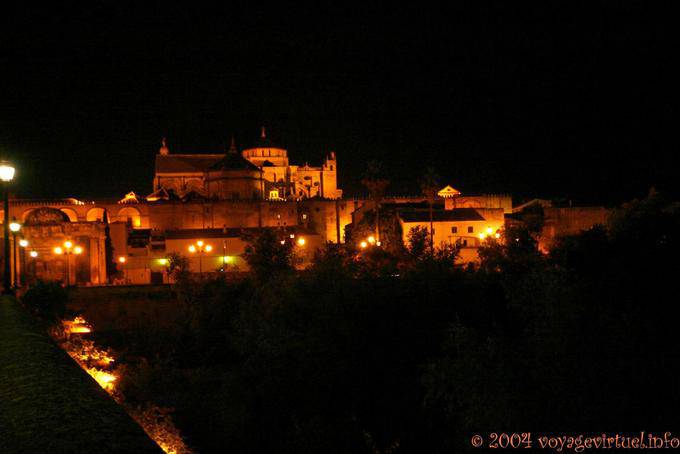 Visão noturna da Catedral de Córdoba - Espanha, Andaluzia