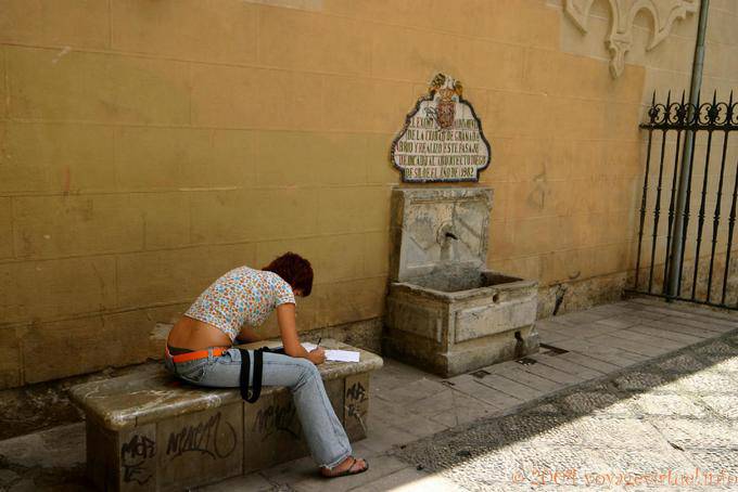 Estudante frente da fonte, Granada - Espanha