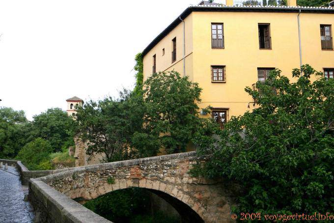 Pequena ponte na rua del Nino Royo, Granada - Espanha