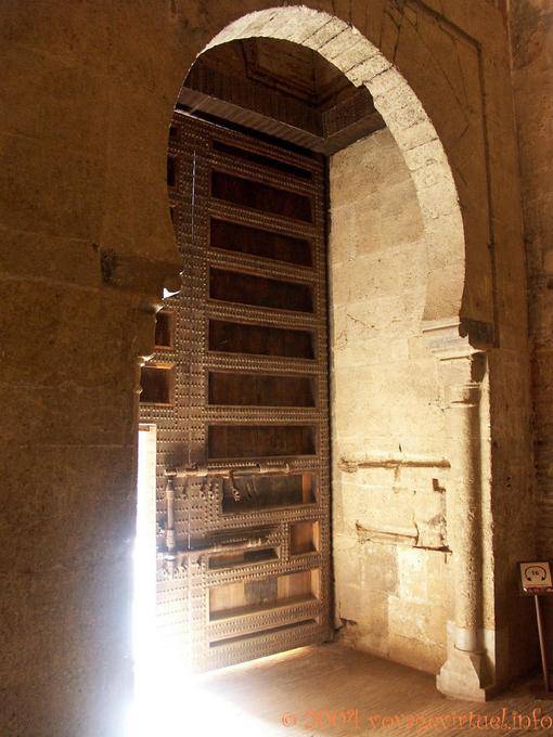 Sunbeam na porta Moorish, Granada - Espanha, Andaluzia