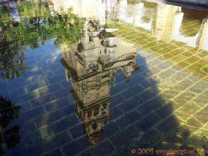 Reflexão do minarete da Giralda torre Torre Campanario, Mezquita Cordoba - Espanha, Andaluzia