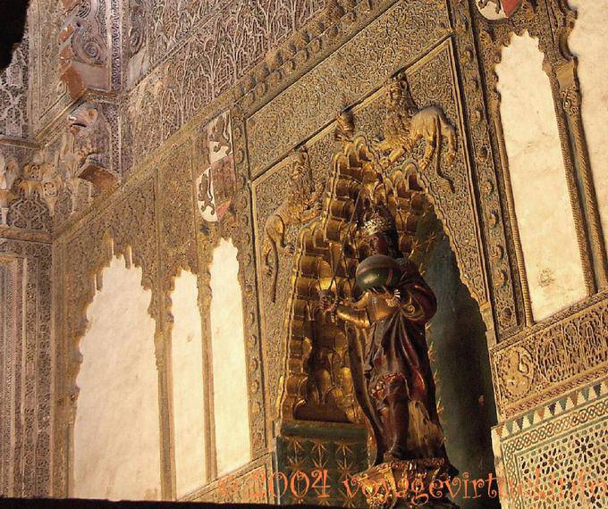 Estátua católica de San Fernando, em uma decoração árabe, Mezquita Cordoba - Espanha, Andaluzia