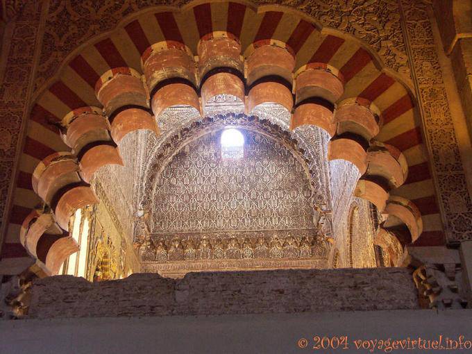 Duplo polylobé arco-íris de arquitetura Umayyad, Cordoba Mezquita - Espanha, Andaluzia