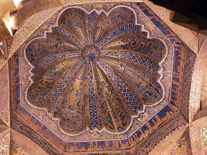 Close-up na cúpula namoro delicada colorido a partir do momento de Alhakén II, Cordoba Mezquita - Espanha, Andaluzia