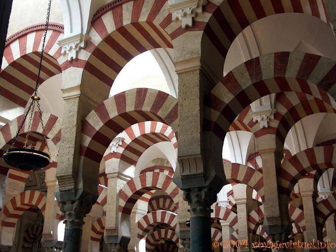 Perspectiva sobre os arcos do período de Abderaraman II, Cordoba Mezquita - Espanha, Andaluzia