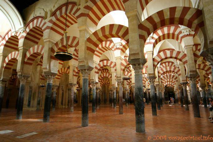 Colunas de mármore floresta subjacente arcadas duplas, Cordoba Mezquita - Espanha, Andaluzia