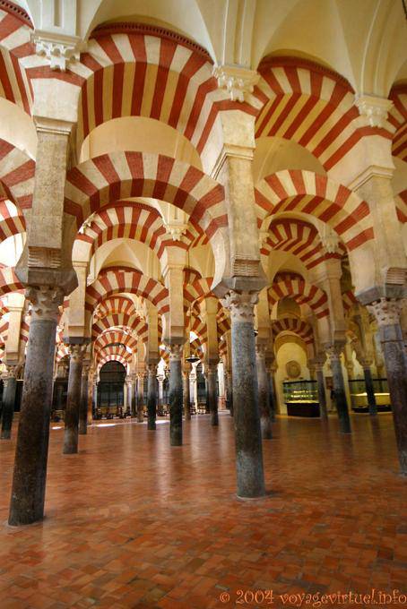 Colunas de mármore finos de edifícios romanos ou visigodos, Mezquita Cordoba - Espanha, Andaluzia