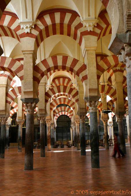 A cor dos arcades é devido à mistura de pedra branca e tijolo vermelho, Mezquita Cordoba - Espanha, Andaluzia