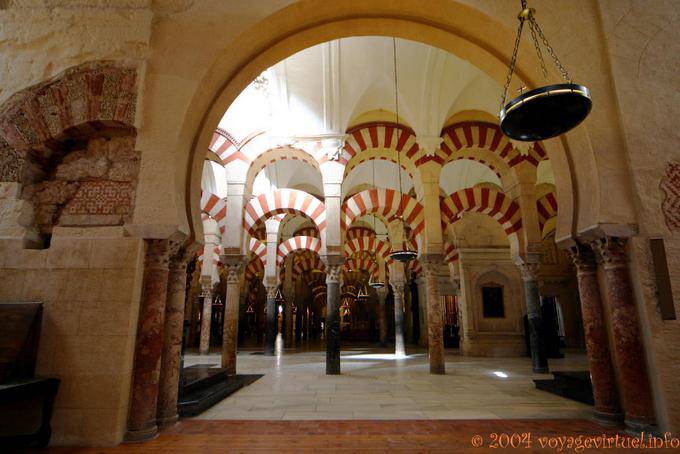 Perspectiva interna resta da esquerda São Vicente Basílica, Cordoba Mezquita - Espanha, Andaluzia