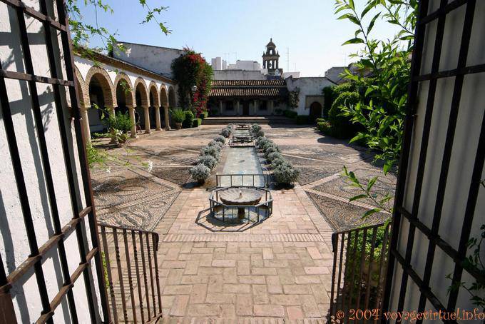 Fonte no jardim do século 17, Patio de las Columnas, Palacio de Viana, Cordoba - Espanha