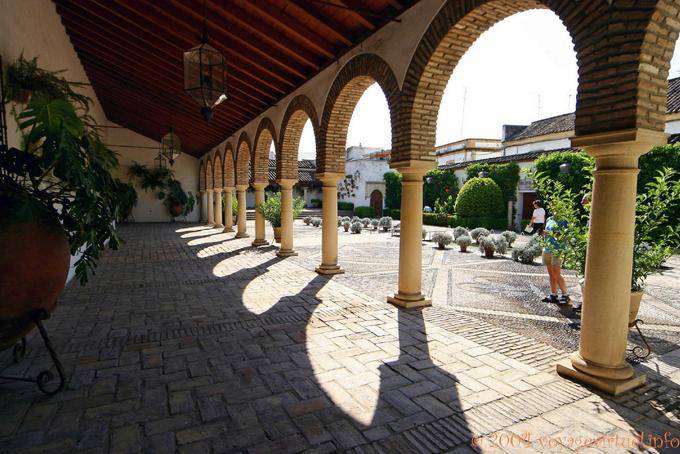 Sombra sob as colunas do Patio de las Columnas, Palacio de Viana, Cordoba - Espanha, Andaluzia
