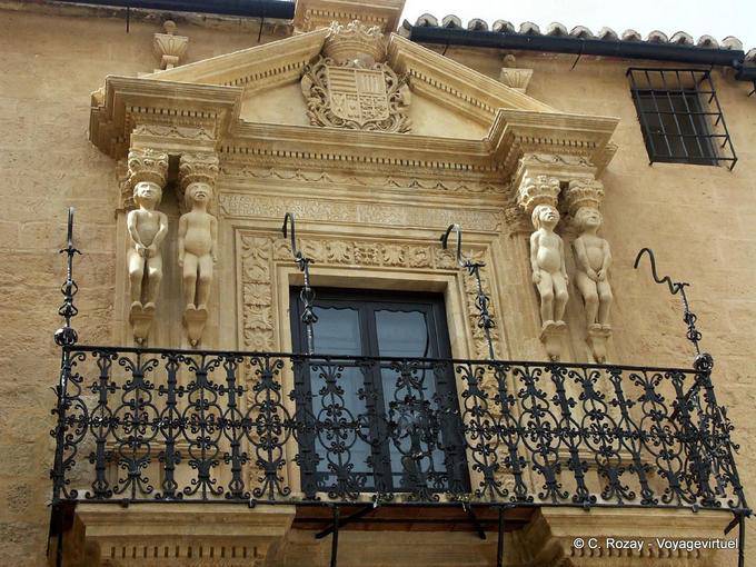 Varanda do palácio ornamentado Salvatierra de frente para a Calle Cuesta de Santo Domingo, Ronda - Espanha, Andaluzia