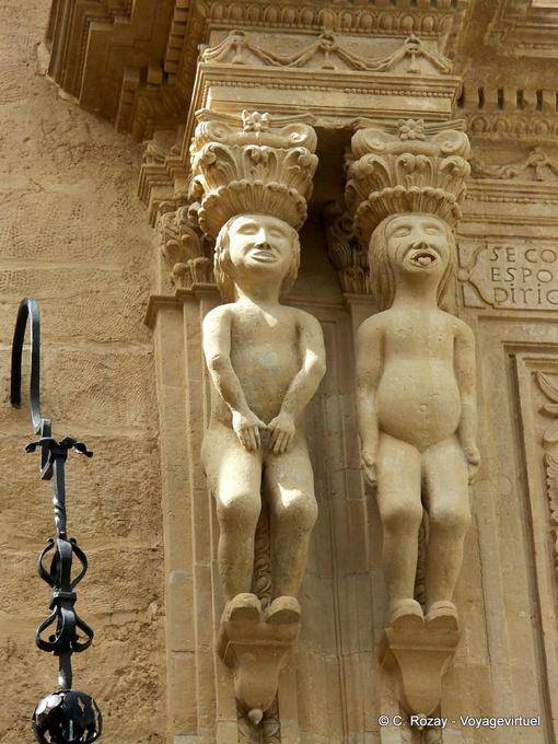 Close-up sobre as estátuas dos pilares do Palácio Calle Marqués de Salvatierra, Ronda - Espanha, Andaluzia
