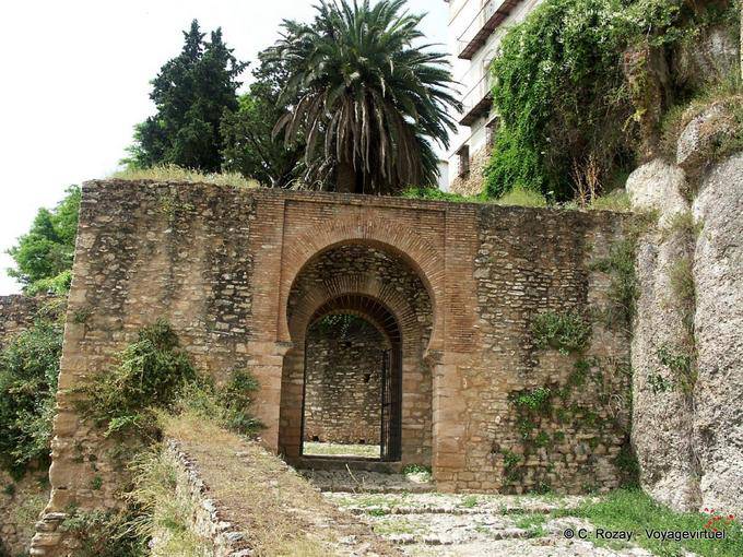 Portão de Xijara (Cijara), constituído por três arcos, entrada para o medina, Ronda - Espanha, Andaluzia