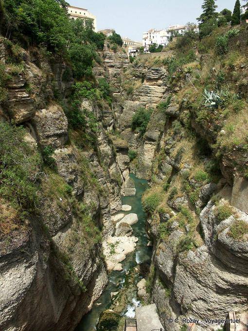 Vista da Puente de San Miguel em Tajo Gorge ea cama de Guadalevín, Ronda - Espanha, Andaluzia