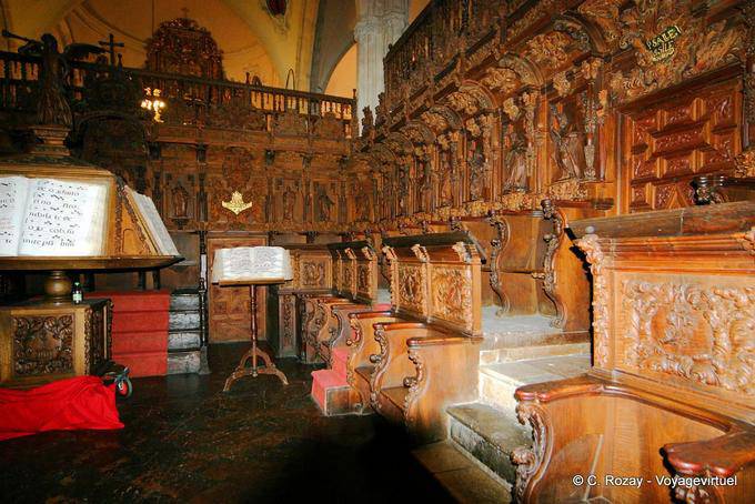 Interior com livros antigos da Iglesia de Santa María de la Encarnación Mayor, Ronda - Espanha, Andaluzia