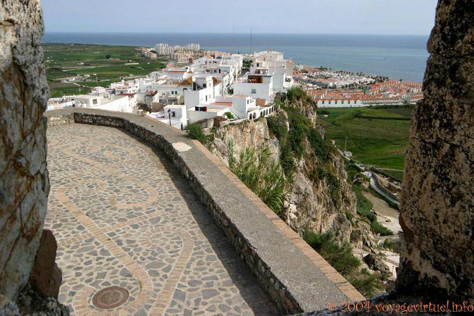 Vista da cidade e do mar a partir do promontório rochoso forte, Salobrena - Espanha, Andaluzia