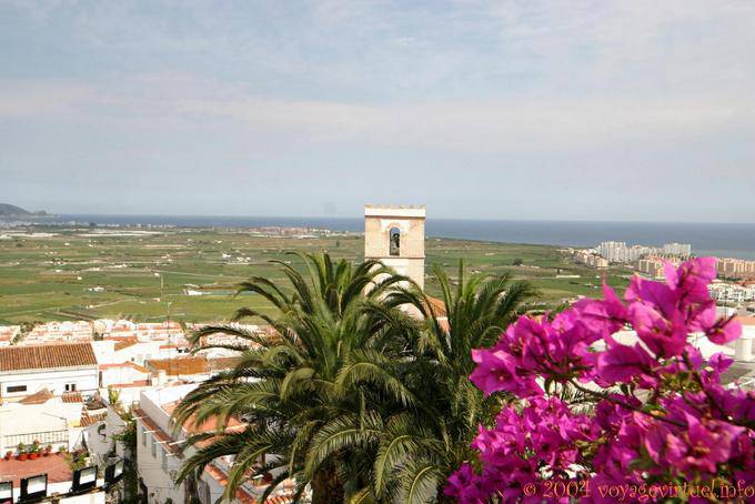 Torre da igreja e os campos antes do mar, Salobrena - Espanha, Andaluzia