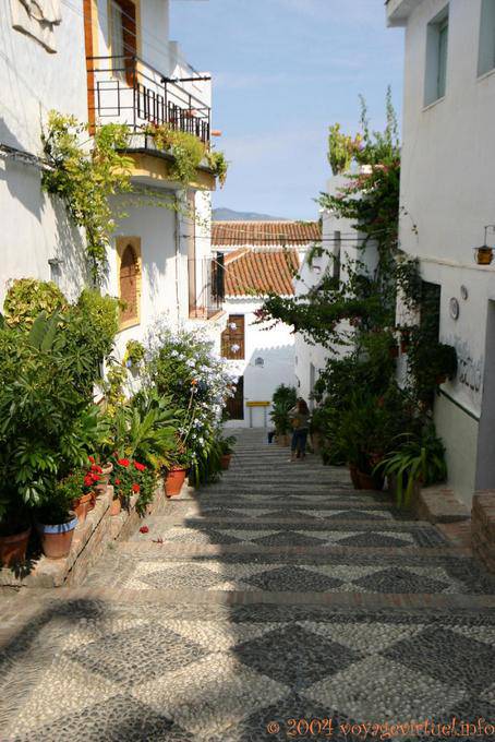 Rua na cidade velha para baixo o castillo, Salobrena - Espanha, Andaluzia