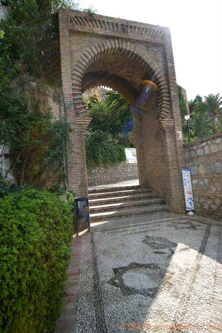 Porta de acesso ao Mourisco Castillo e Estrela de David sobre a passagem, Salobrena - Espanha, Andaluzia