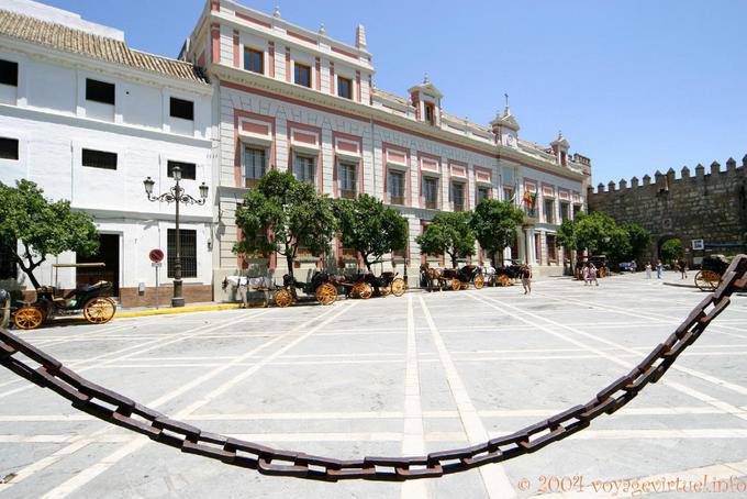 Carruagens esperando na Plaza del Triunfo, Sevilha - Espanha
