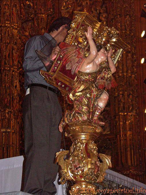 Anjo apareceu antes do Retablo prefeito da Catedral de Sevilha - Espanha