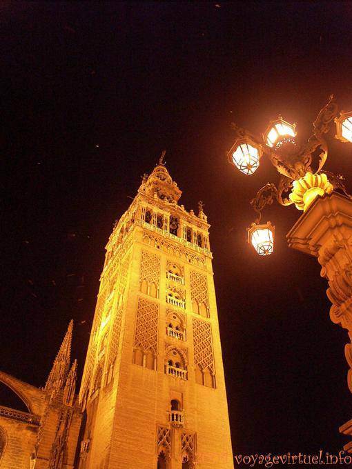 Iluminação noturna da Giralda e lâmpada, Catedral de Sevilha - Espanha