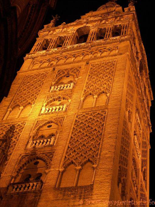 Close-up da Giralda iluminada à noite, Catedral de Sevilha - Espanha