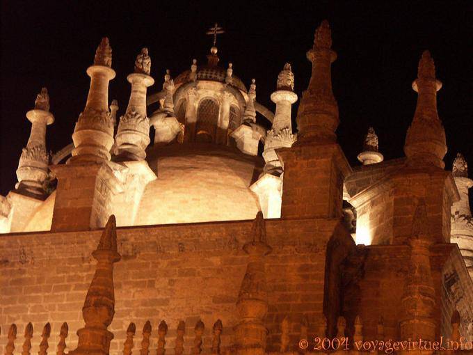 Telhado da Sacristia Mayor com iluminação noturna, Catedral de Sevilha - Espanha