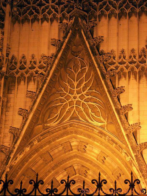 Emaranhado no topo da Puerta de la Conception noite, Catedral de Sevilha - Espanha