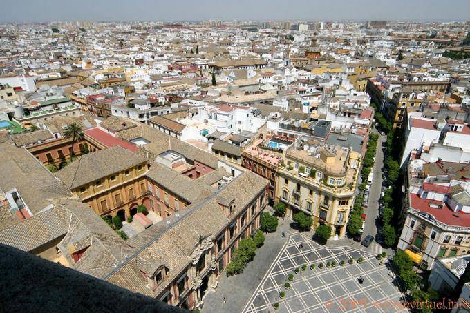 Vista da Praça del Triunfo e do Palácio Arzobispal a partir do topo da Catedral Giralda, em Sevilha - Espanha