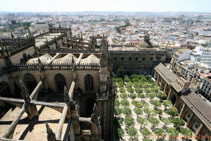 Vista do Patio de los Naranjos e da Puerta del Perdon a partir do topo da Giralda, Catedral de Sevilha - Espanha