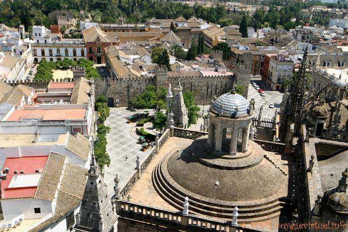 Olhe para a Plaza del Patio Bandera esquerda, Plaza del Triunfo e paredes da Giralda, Catedral de Sevilha - Espanha