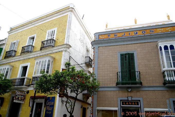 Casas na esquina da Calle San Pedro e Sancho IV Bravo, Tarifa - Espanha