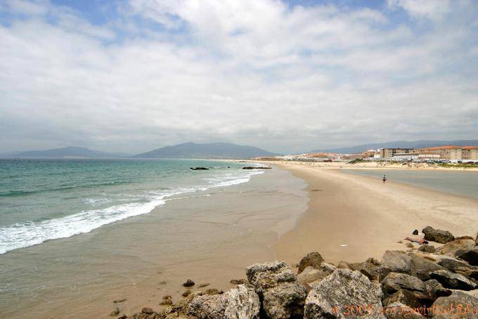 A longa praia de Atlantic perto Tarifa - Espanha