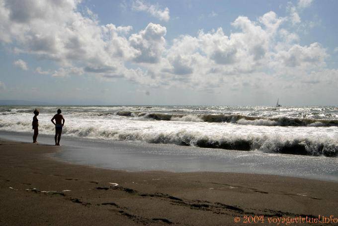 Ondas e banhistas indecisos na praia Torremolinos - Espanha