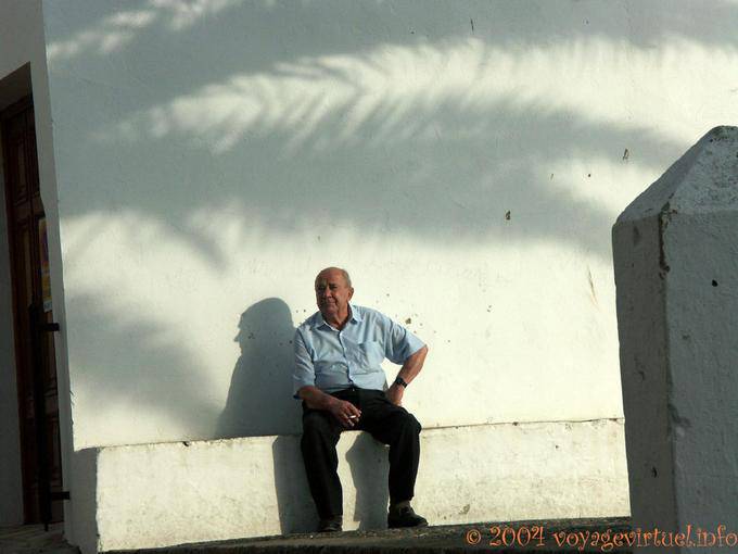 Velho sentado em um banco, Vejer de la Frontera - Espanha, Andaluzia