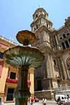 Fonte na frente da Catedral, Malaga, Espanha.