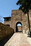 Fortificado portão de entrada (Puerta de la Bóveda) da Alcazaba, Malaga, Espanha.