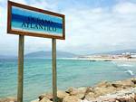 Painel Oceano Atlântico no dique levando à Isla de las Palomas, Tarifa, Espanha.